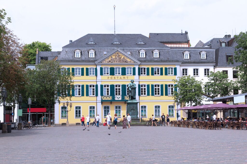 Münsterplatz in Bonn. Bei einer beginnenden Makuladegeneration verschwimmt der innere Bereich (Fokus) leicht.