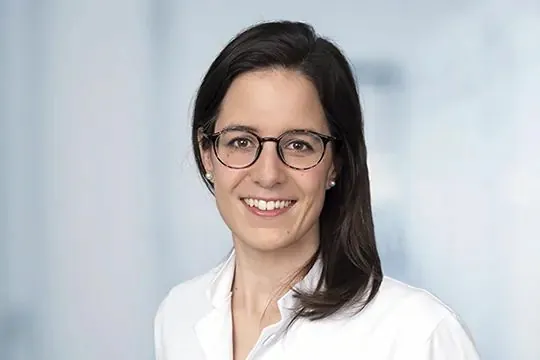 das Bild zeigt ein Profilbild von Frau Priv.-Doz. Dr. med. Kristina Pfau von der Universitätsklinik Bonn