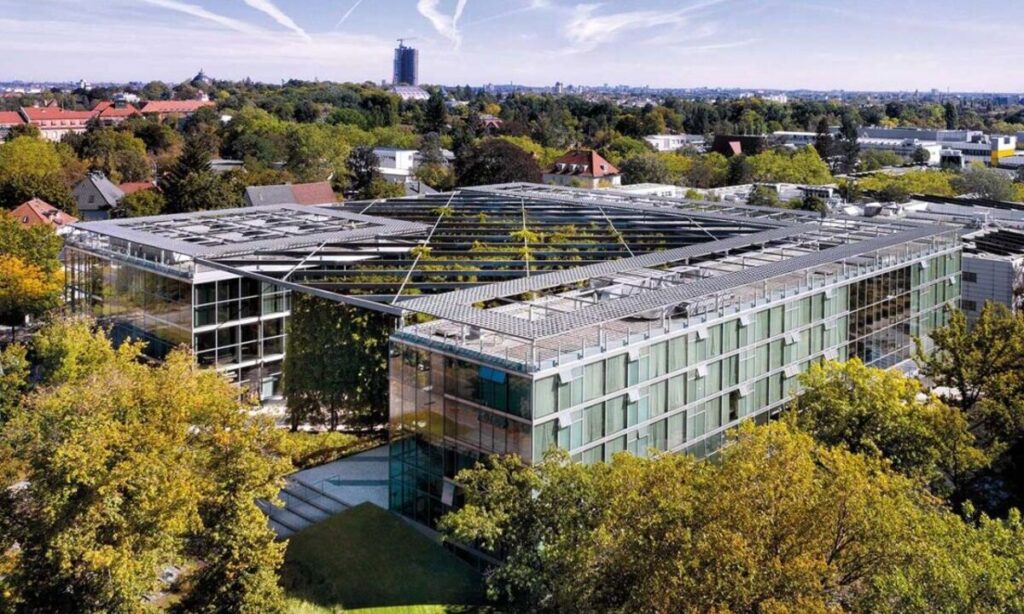 Das Bild zeigt ein Aufnahme aus der Luft vom Seminaris Sunday CampusHotel, Berlin
